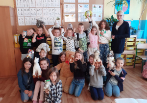 Uczniowie kl. 2a ze swoimi „zwierzęcymi” maskotkami. Na zdjęciu wychowawczyni p. Weronika Skrzypek.